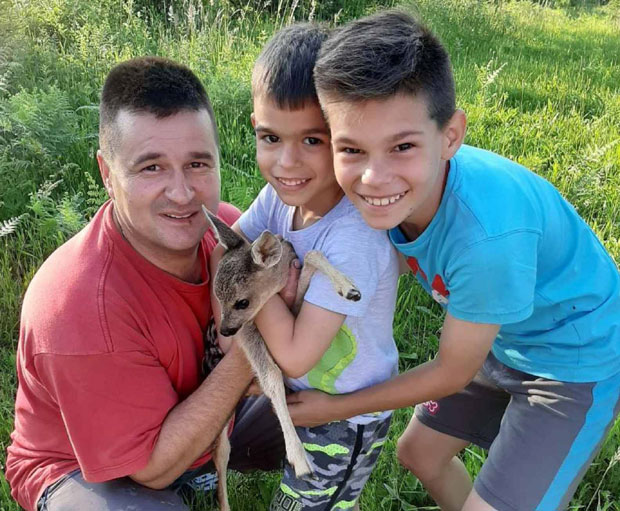 Лане нам долази увек у исто време: Породица Васиљевић  припитомила младунче Руби, а прича о овој госпођици дирнуће вас у срце (ВИДЕО/ ФОТО)